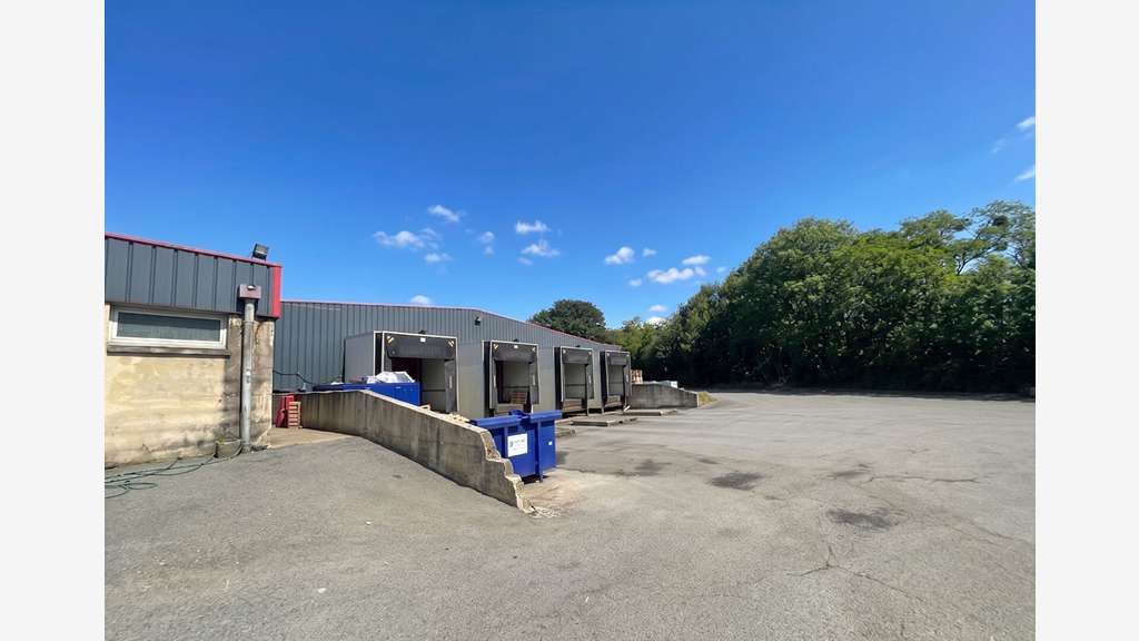 A vendre entrepôt avec bureaux 1 700m² à Laval