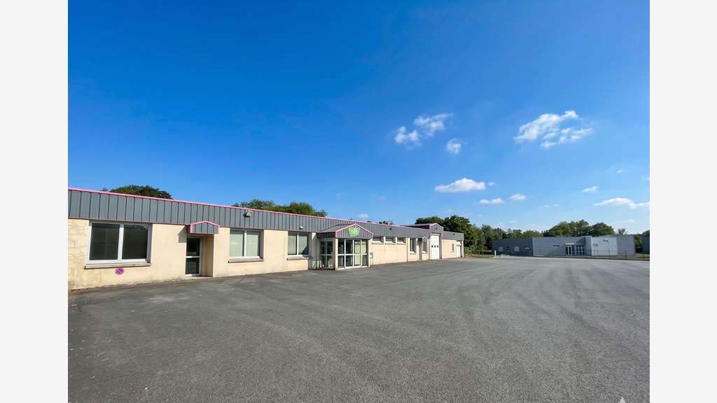 A vendre entrepôt avec bureaux 1 700m² à Laval
