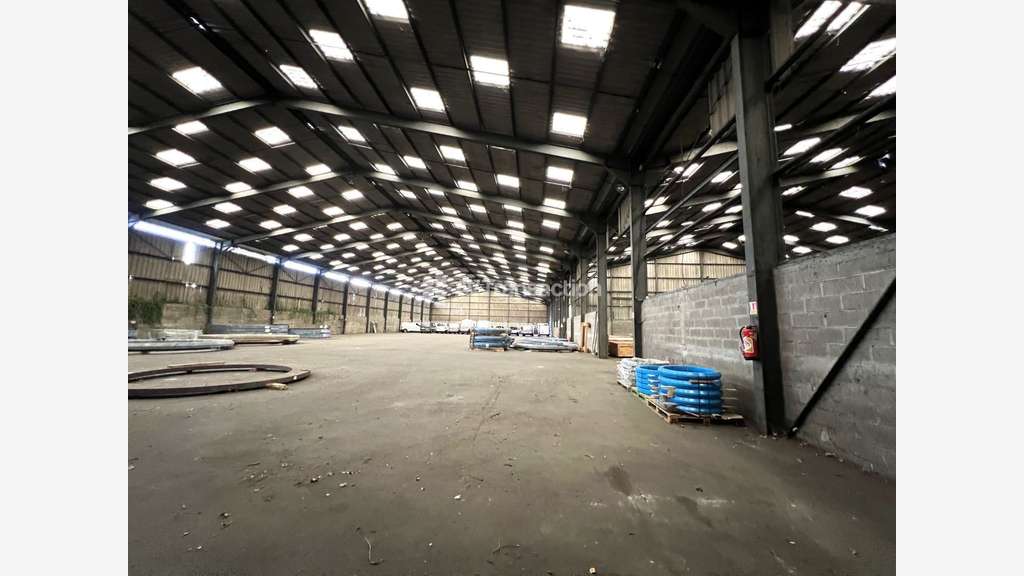 A Vendre , Rouen ( 76000 ) , entrepots 5610 m2