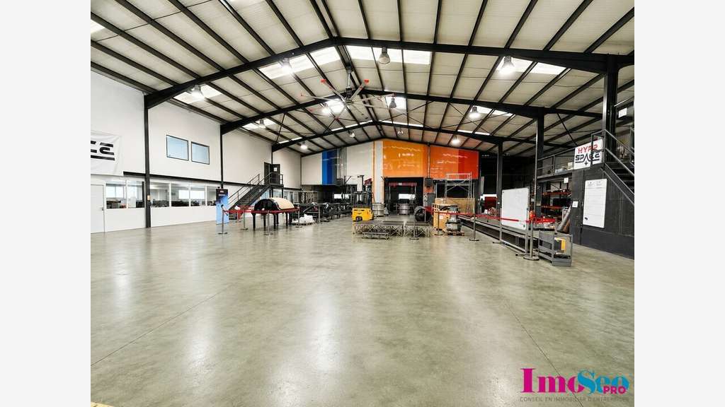 Local industriel 1620m² à vendre au Haillan