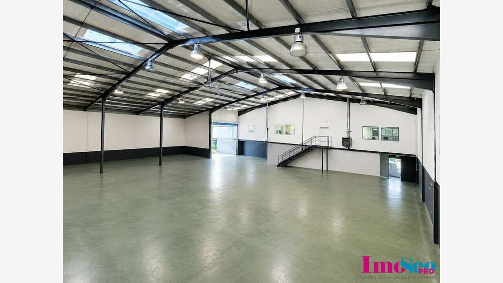 Local industriel 1620m² à vendre au Haillan