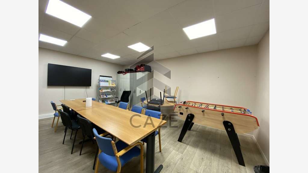 Cellule 240m² à vendre proche sortie 9 au Haillan