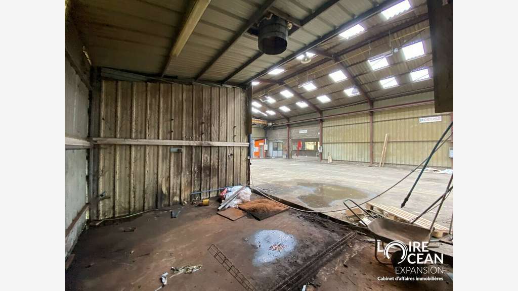 AV entrepôt 1400m² accès poids lourds Le Loroux