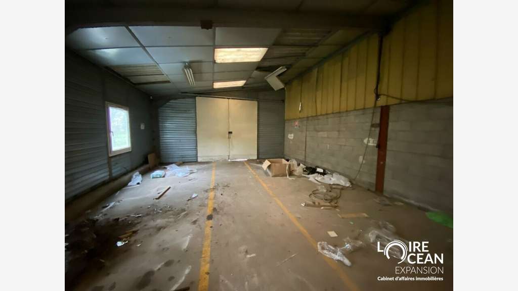 AV entrepôt 1400m² accès poids lourds Le Loroux