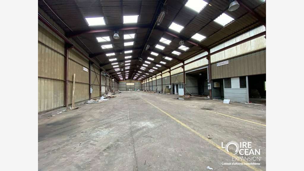 AV entrepôt 1400m² accès poids lourds Le Loroux