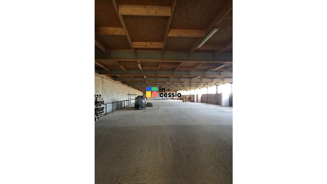 À vendre bâtiment d’activité de 2 200m² Le Luart