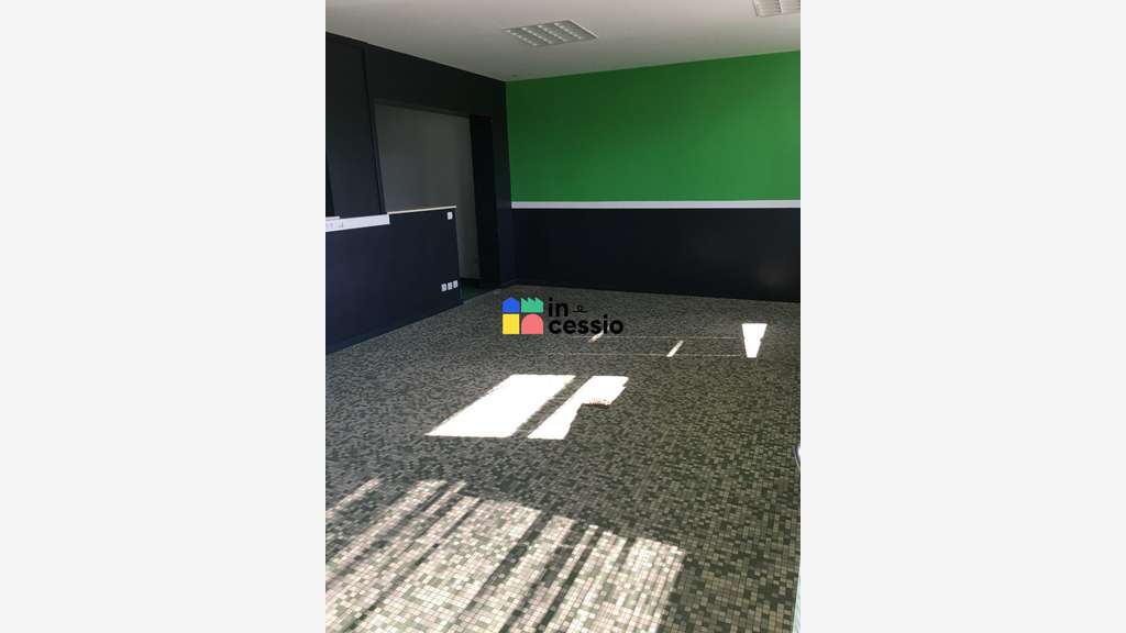 À vendre bâtiment d’activité de 2 200m² Le Luart