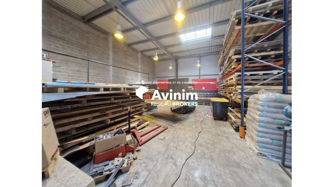 AV local d'activité 372m² bon état général Le Pin