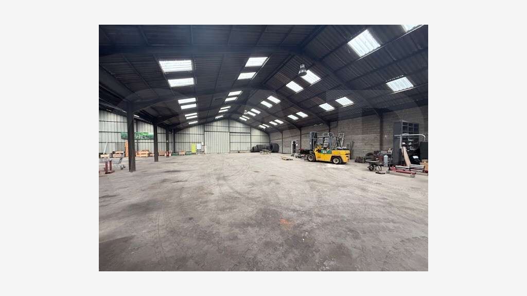 AV bâtiment d'activité 1620m² accès PL Le Rheu