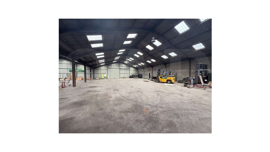 AV bâtiment d'activité 1620m² accès PL Le Rheu 