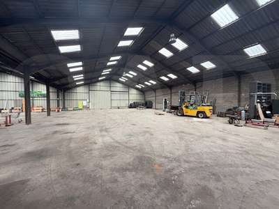 AV bâtiment d'activité 1620m² accès PL Le Rheu 