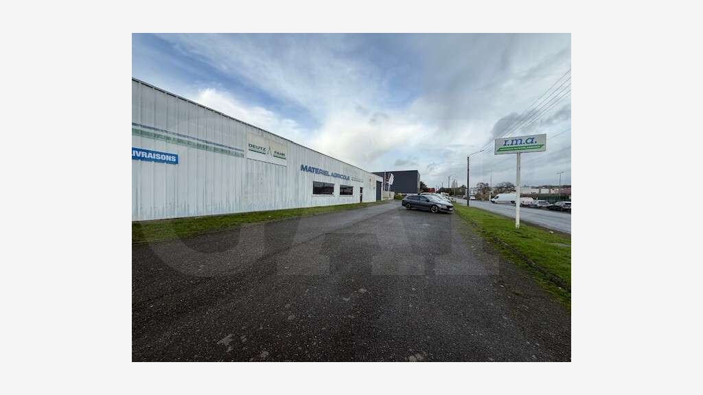 AV bâtiment d'activité 1620m² accès PL Le Rheu