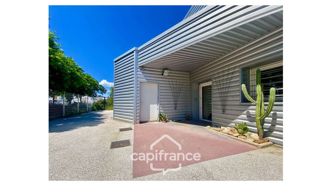 Local d'activité et bureaux à vendre Le Soler