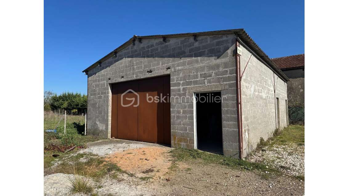 Vente local d'entrepôt 100m² à Artigues de Lussac