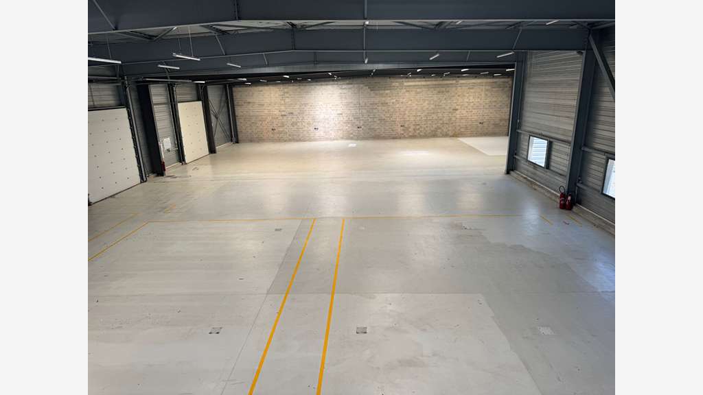 A VENDRE ensemble industriel de 1701 m² aux