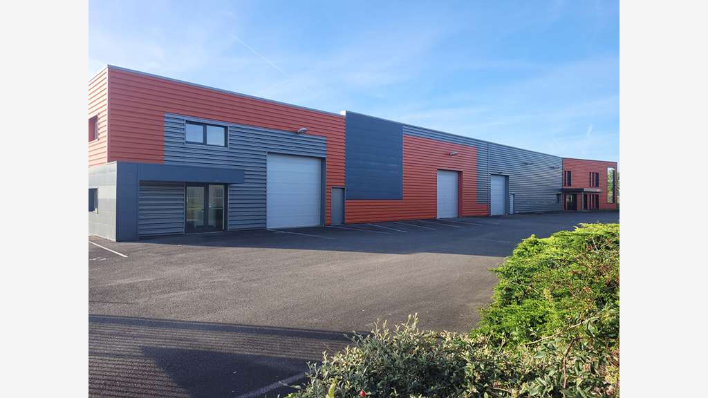 A VENDRE ensemble industriel de 1701 m² aux