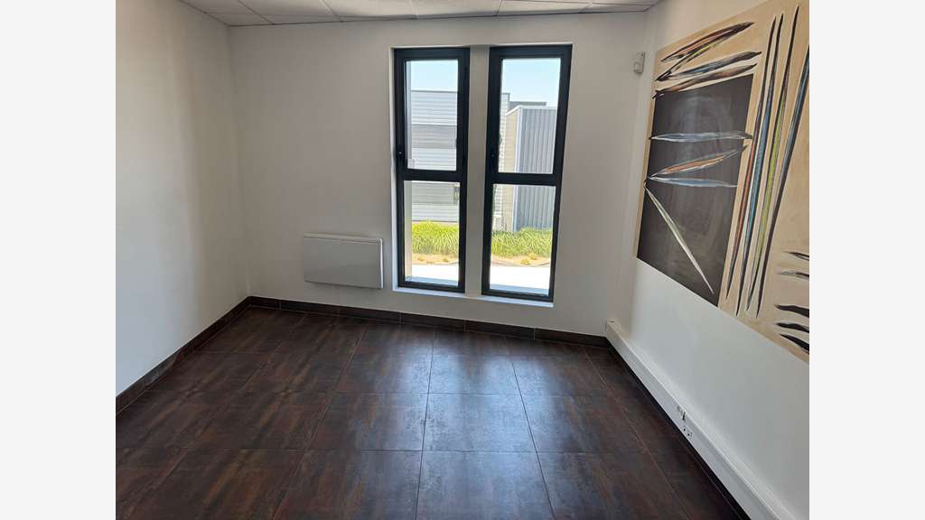 A VENDRE ensemble industriel de 1701 m² aux