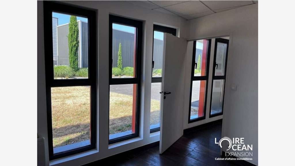 AV local activité 1701m² 20 parkings ZI Sud Nantes