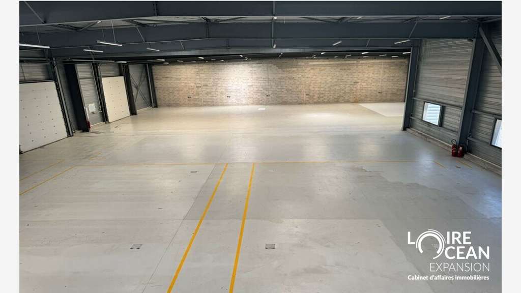 AV local activité 1701m² 20 parkings ZI Sud Nantes