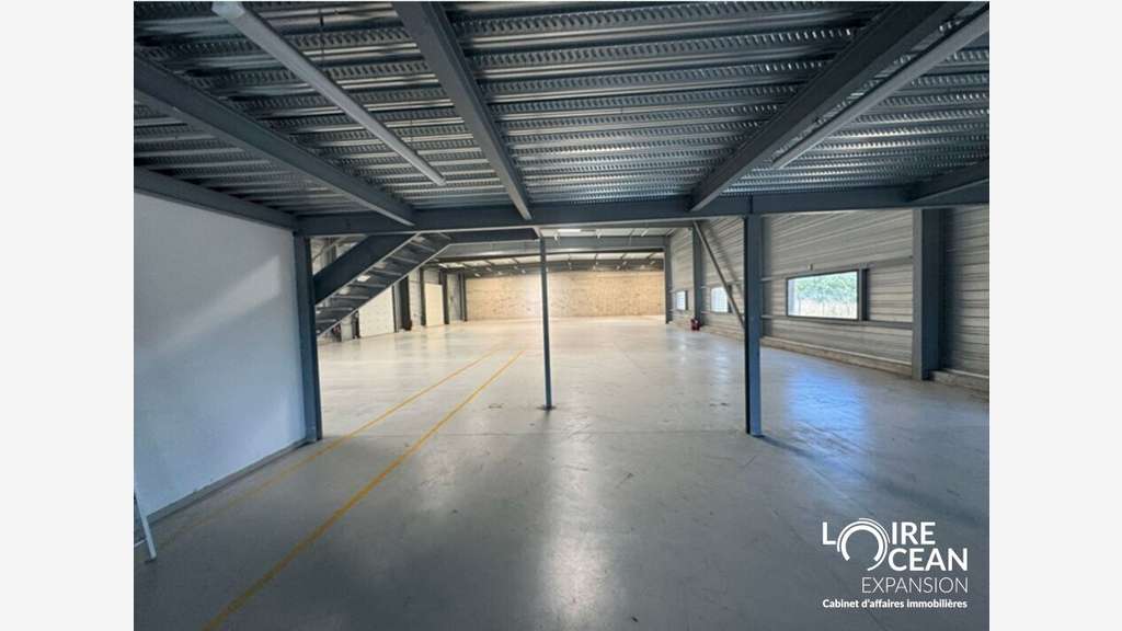 AV local activité 1701m² 20 parkings ZI Sud Nantes