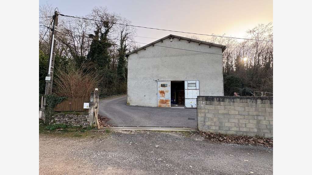 Location local d'activité 200m² Leyrieu zone calme
