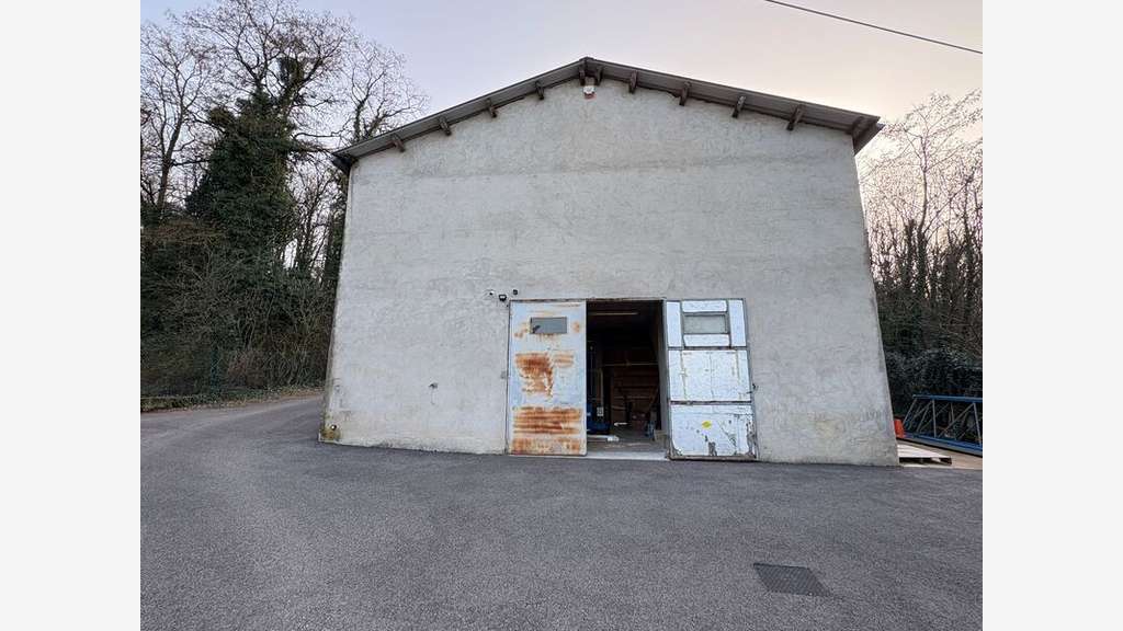 Location local d'activité 200m² Leyrieu zone calme
