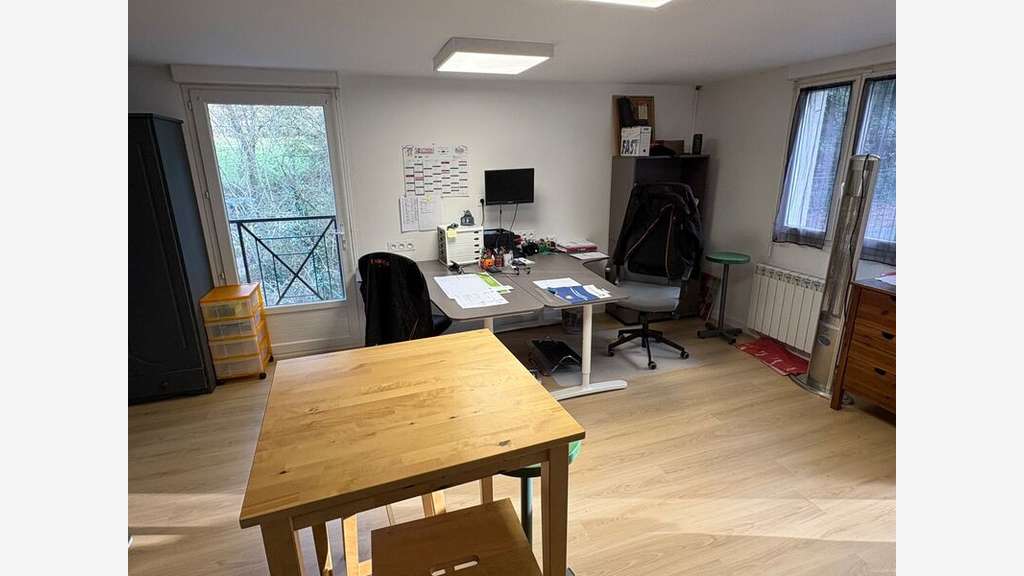 Location local d'activité 200m² Leyrieu zone calme