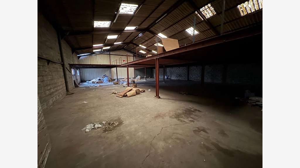 Vente entrepôt 2000m² terrain clôturé à Libourne