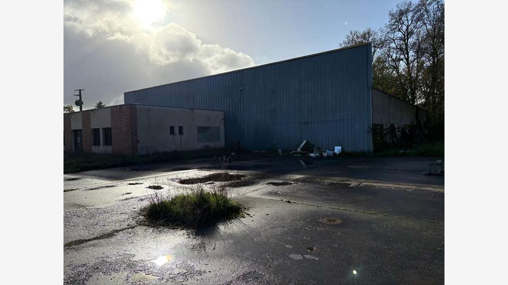 Vente entrepôt 2000m² terrain clôturé à Libourne
