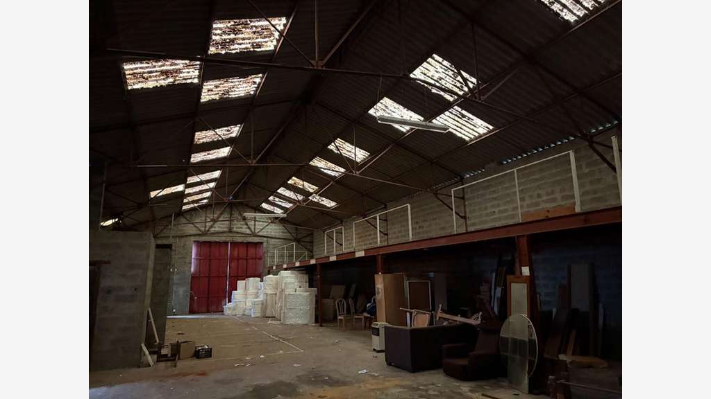 Vente entrepôt 2000m² terrain clôturé à Libourne