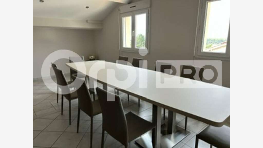 Local d'activité + logement 658m² à vendre à Limas