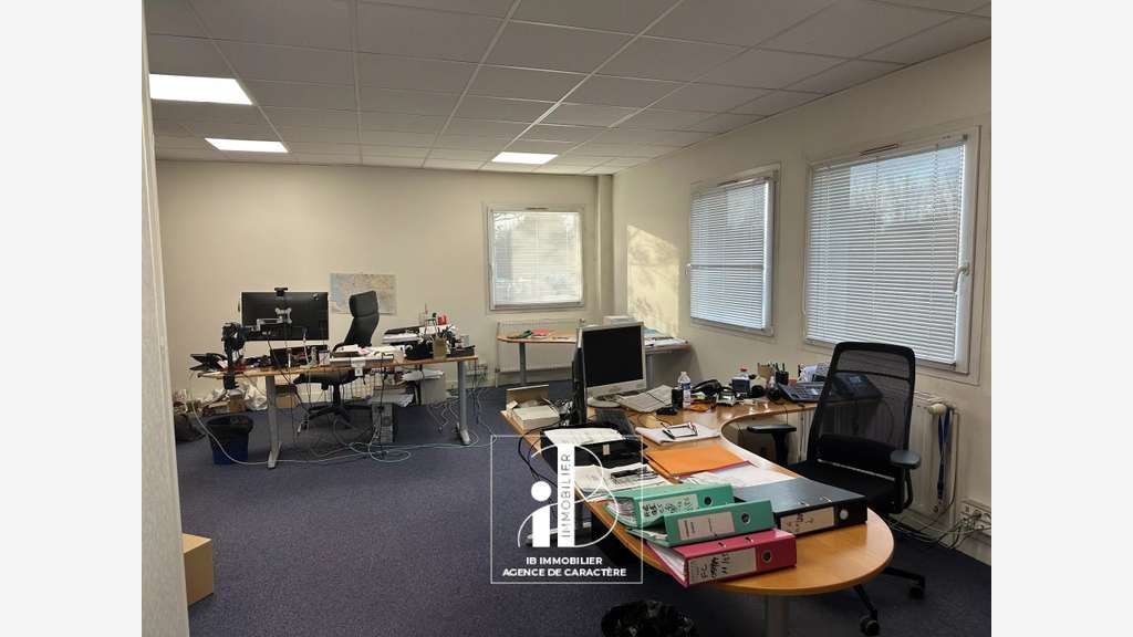 Vente local d'activité de 680m² en za de Lisses