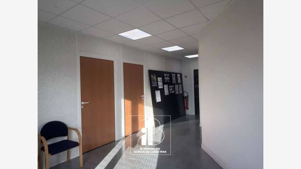 Vente local d'activité de 680m² en za de Lisses