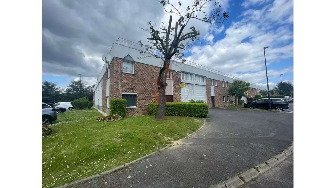 Vente local d'activité de 680m² en za de Lisses