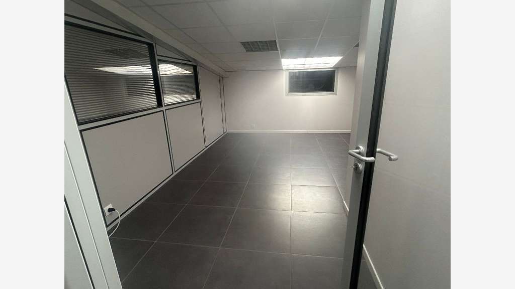 À vendre local avec bureaux 224m² à Lissieu