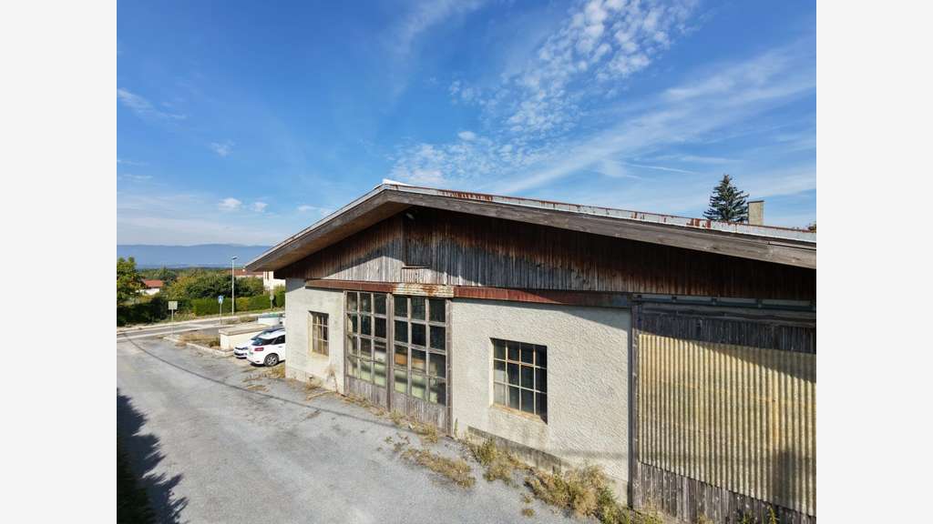 Emplacement n°1 aux portes de la future A412 ! Zon