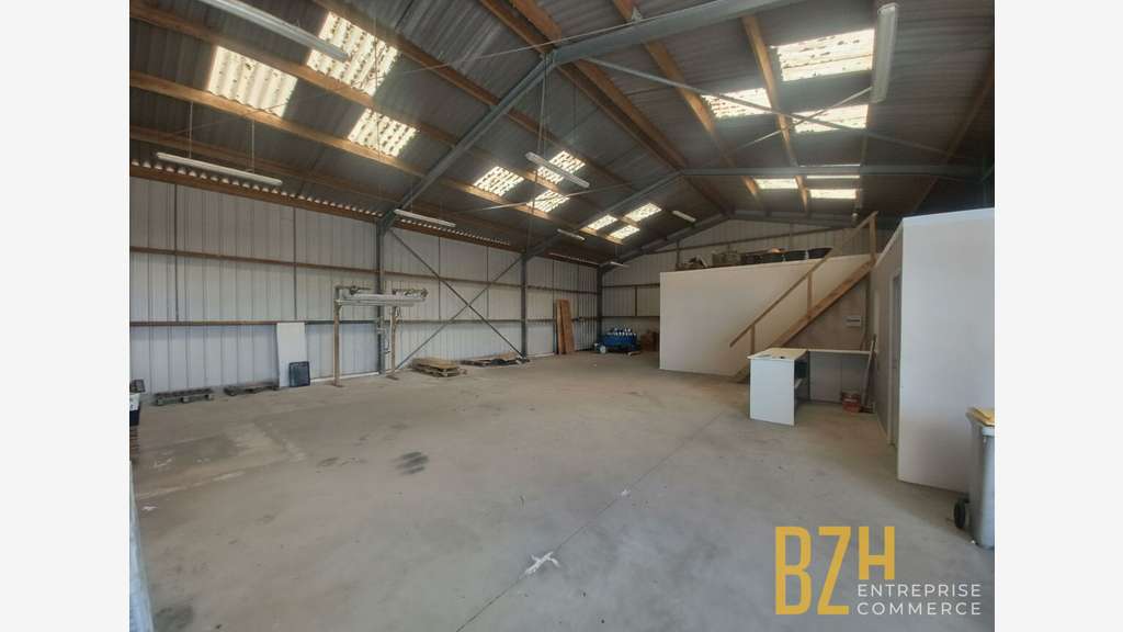 A vendre local d'activité 250m² en za à Merlevenez
