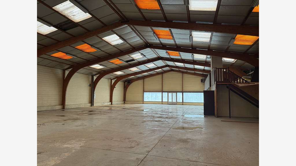 Vente local d'activité de 1000m² à Loudéac