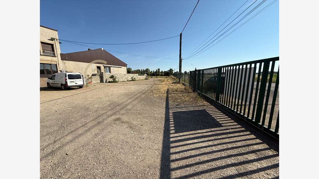 Vente local d'activité unique de 1800m² à Louhans