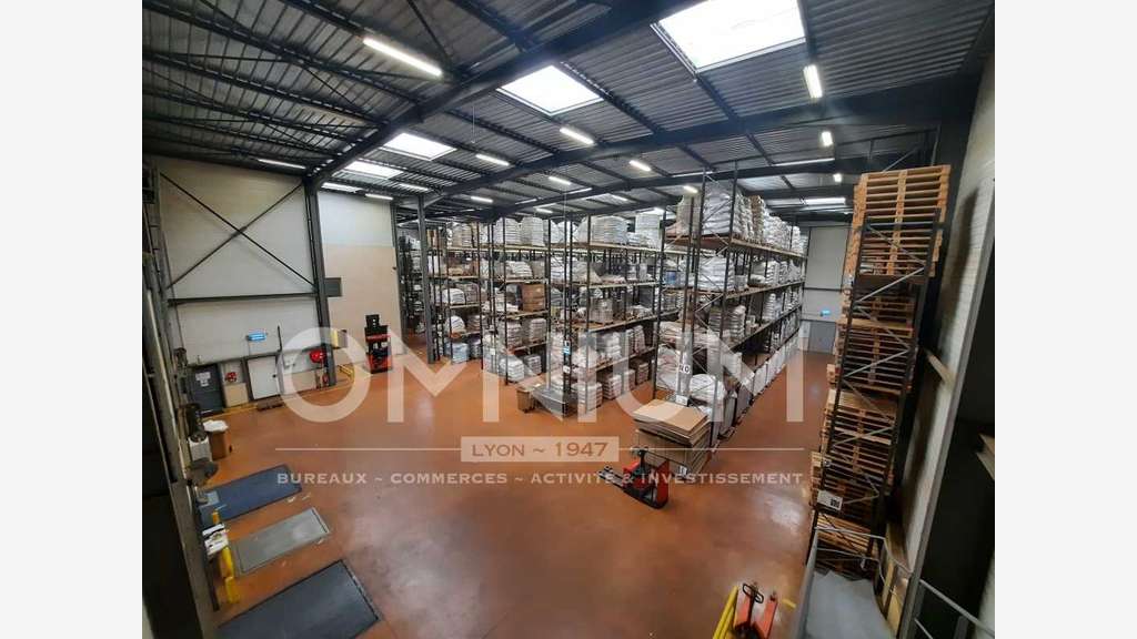 AV local indépendant de stockage 4600m² à Lozanne