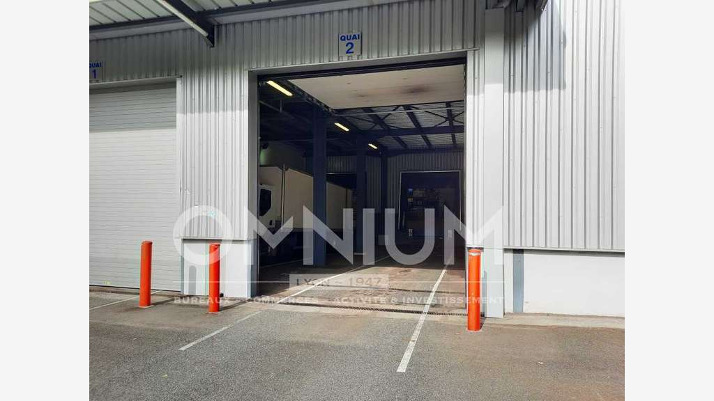 AV local indépendant de stockage 4600m² à Lozanne
