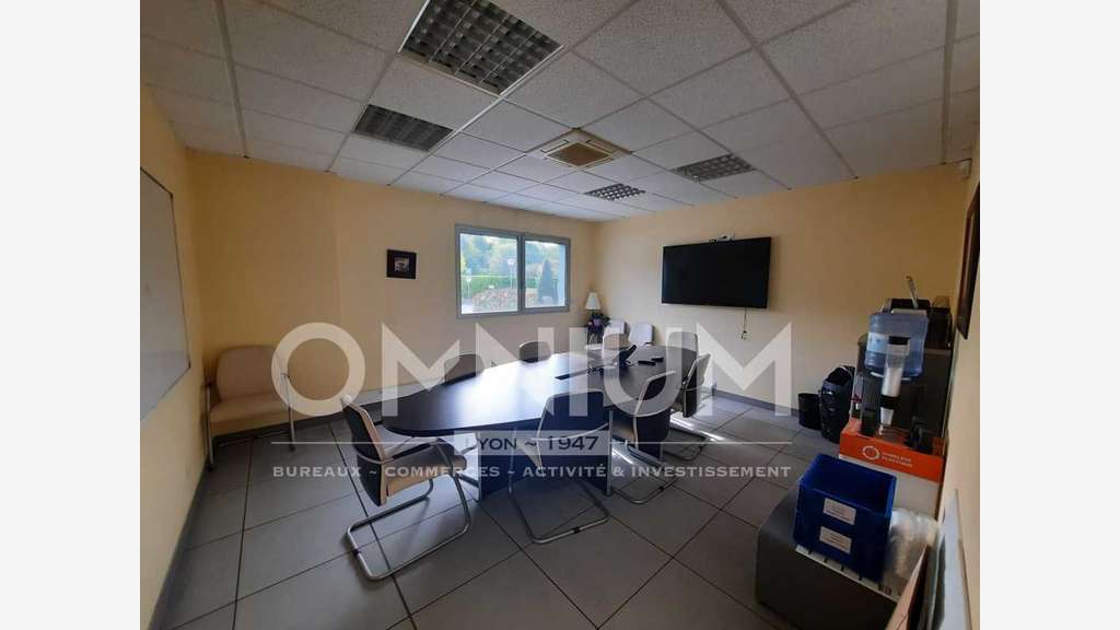 AV local indépendant de stockage 4600m² à Lozanne