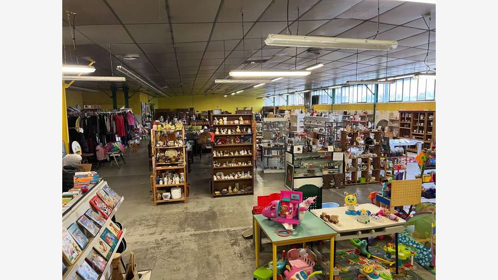Vente local activité 1300m² à Lussac-les-Châteaux