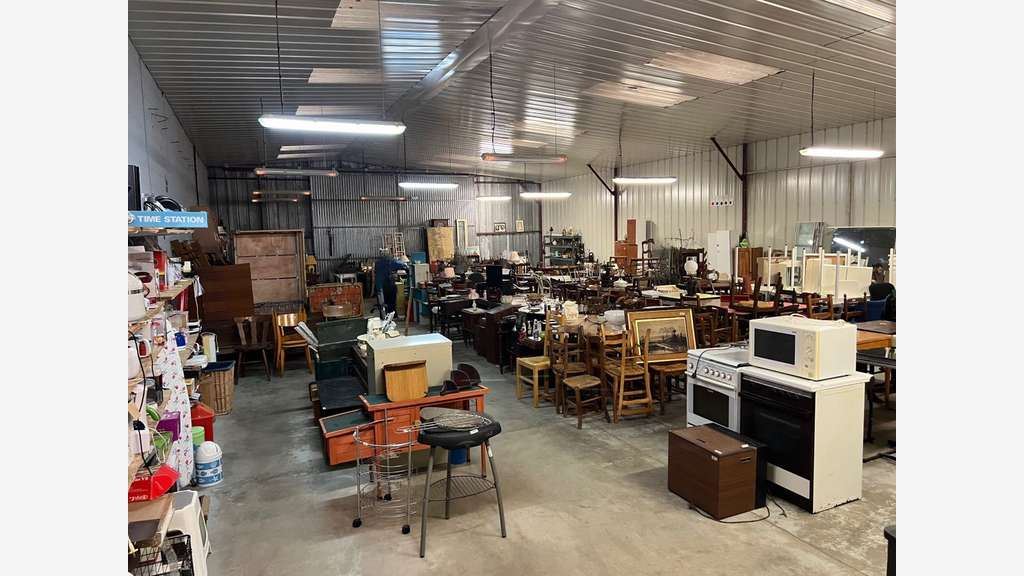 Vente local activité 1300m² à Lussac-les-Châteaux