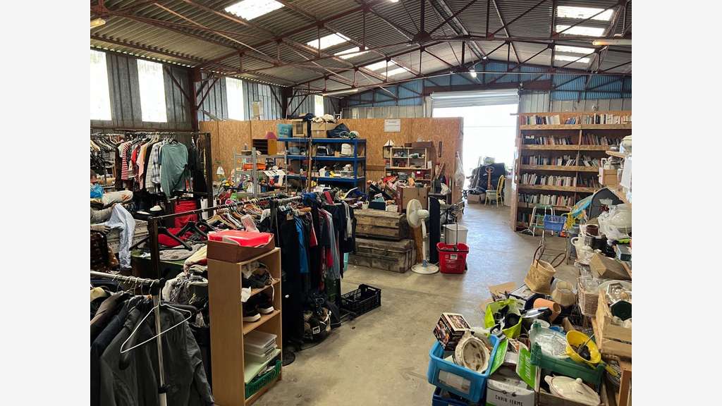 Vente local activité 1300m² à Lussac-les-Châteaux