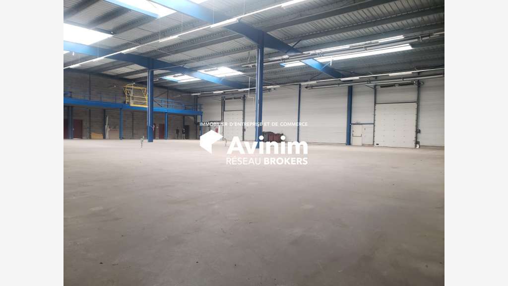 Bâtiment indépendant sur un terrain 6541m² à Magny