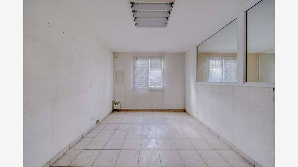 Cède local d'activité sur 3 niveaux 600m² Maransin