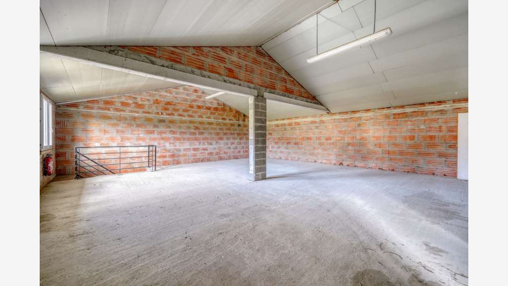 Cède local d'activité sur 3 niveaux 600m² Maransin