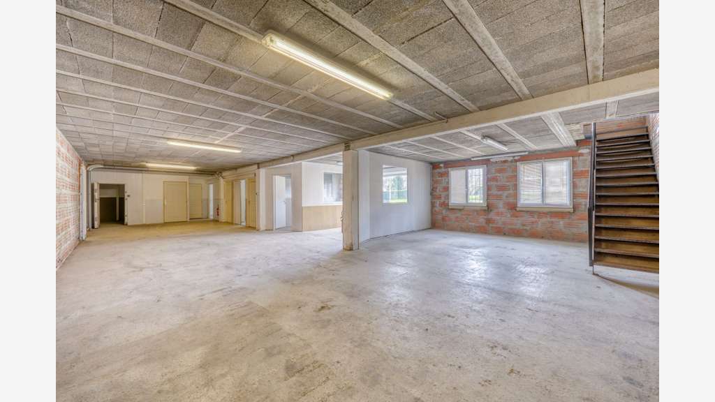 Cède local d'activité sur 3 niveaux 600m² Maransin