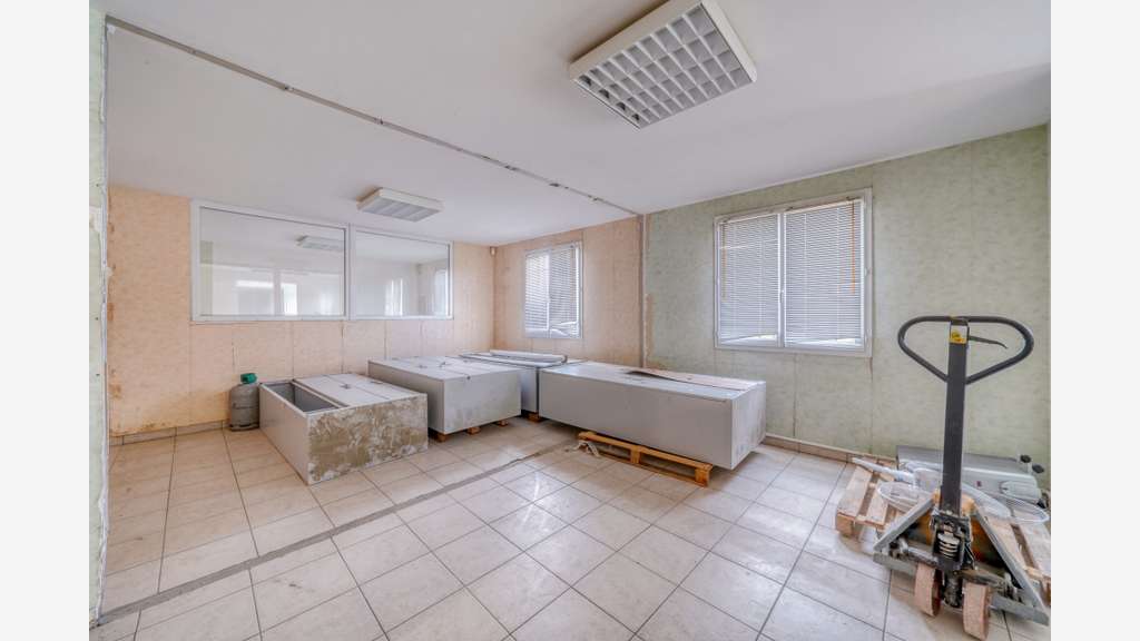 Cède local d'activité sur 3 niveaux 600m² Maransin